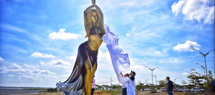 Homenaje a Shakira: Una Gigantesca Estatua que Inspira Sueños en Barranquilla.